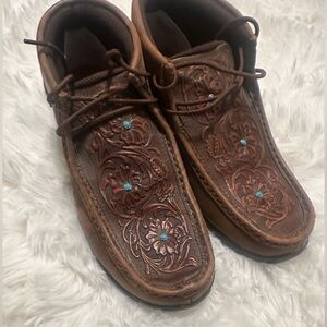 Embossed Leather Shoes with Turquoise Details